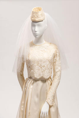 Bridal headpiece and veil